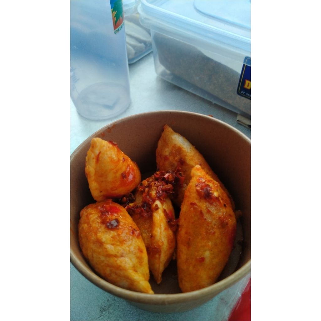 

Ciko cireng kocok, disajikan dengan chili oil dan bumbu spesial