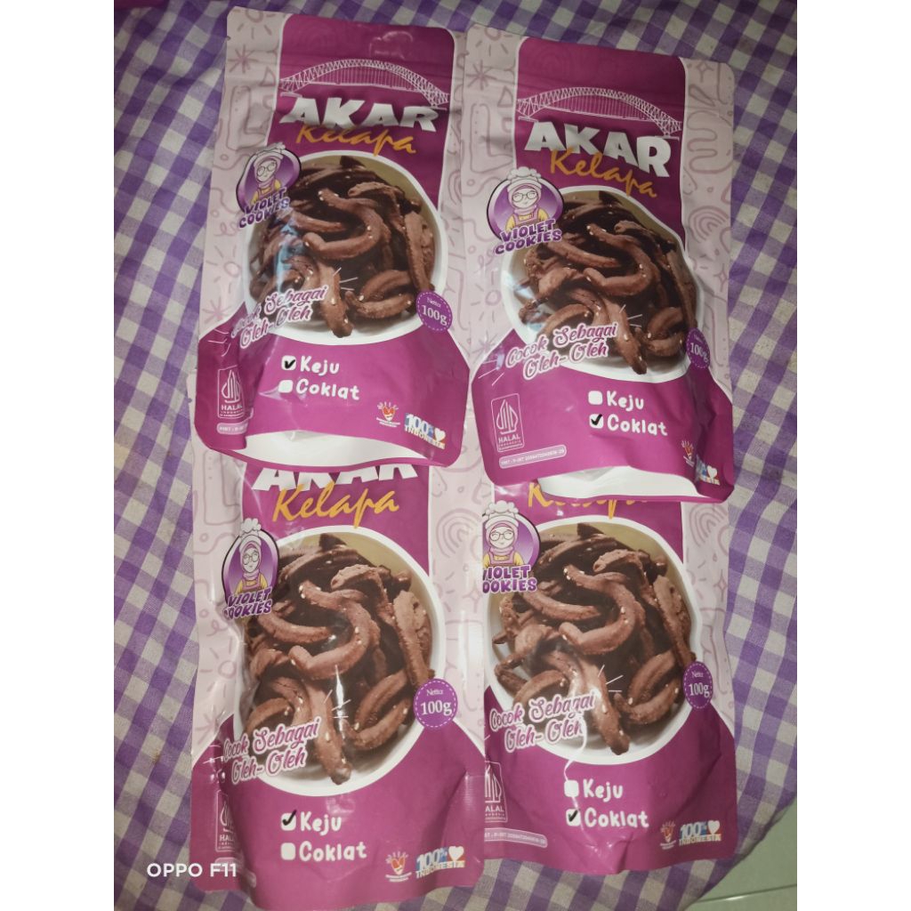 

Kue akar kelapa keju dan kue akar kelapa coklat isi 4 pouch.