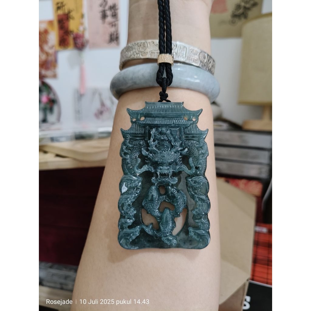 Kalung Liontin Giok Burma Ukir Rumah Naga dan Ikan bersertifikat