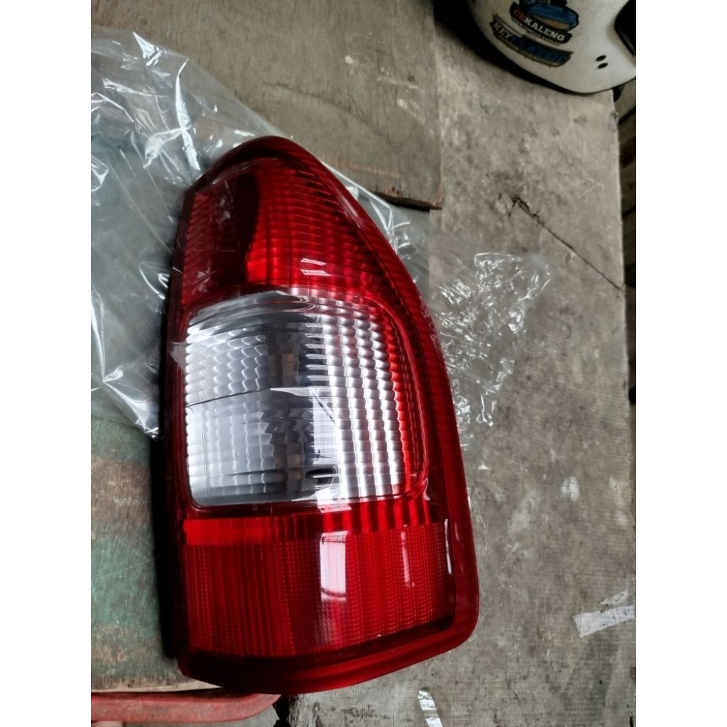 LAMPU BELAKANG ISUZU D MAX THN 2002-2005, LAMPU REM ISUZU D MAX, STOPLAMP ISUZU D MAX 2002-2005