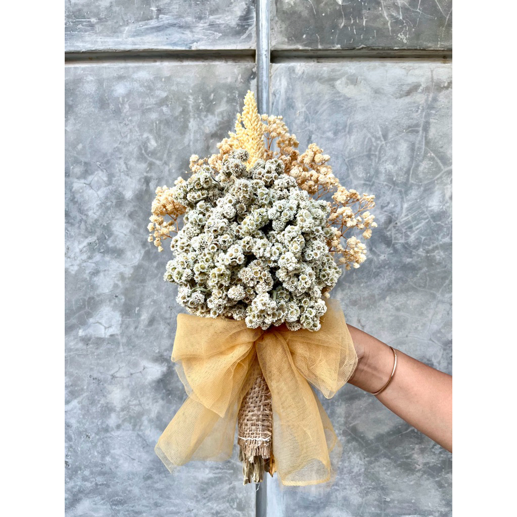 hand bouquet wedding edelweis | buket bunga kering | buket pernikahan | buket preweding