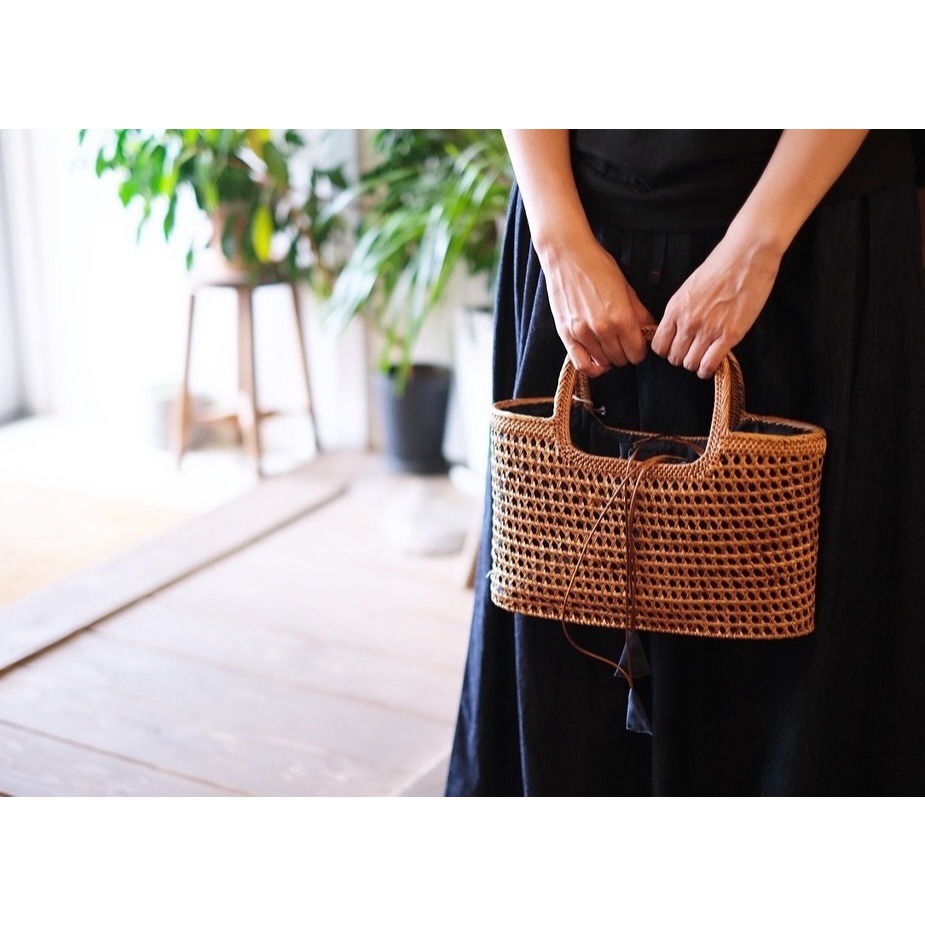 Bugis tas anyaman rotan kotak kerawang jinjing wanita unik Unique women's openwork box rattan woven 