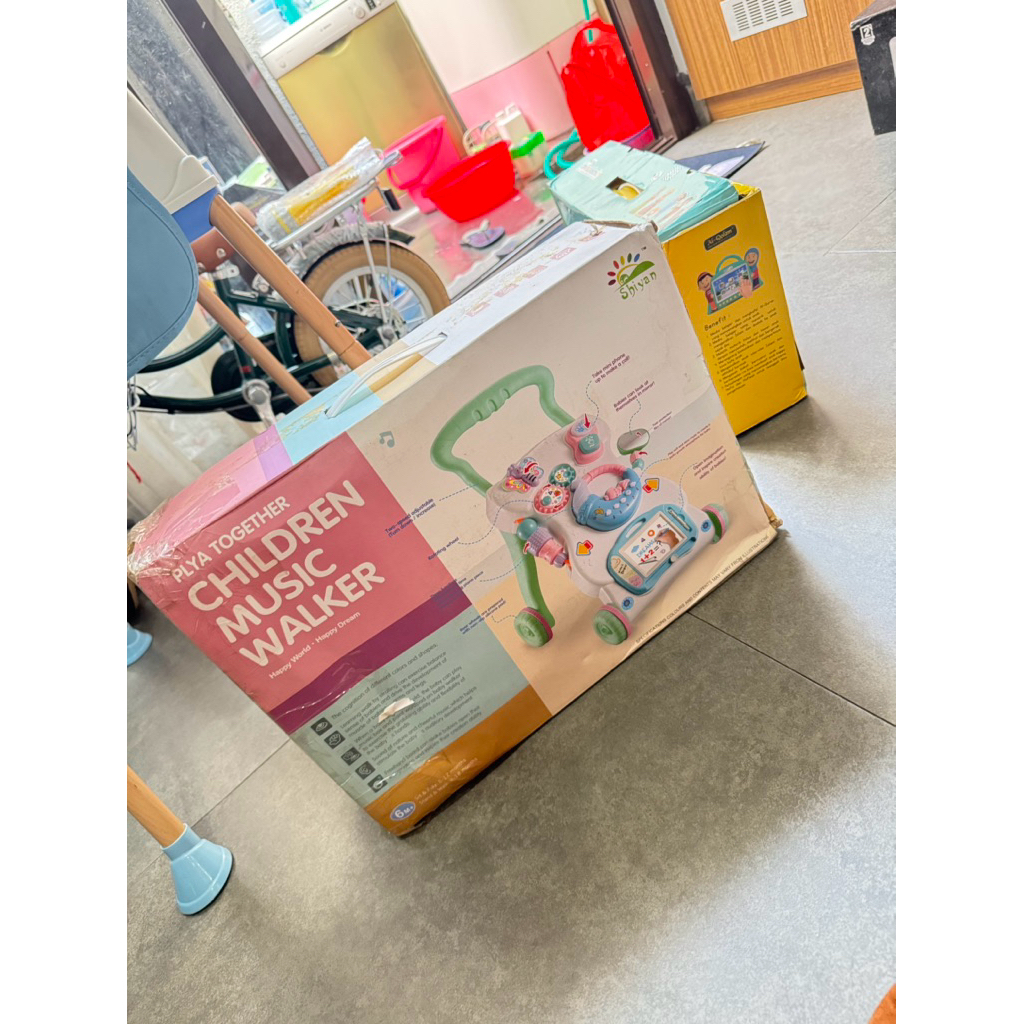 CHILDREN MUSIC WALKER