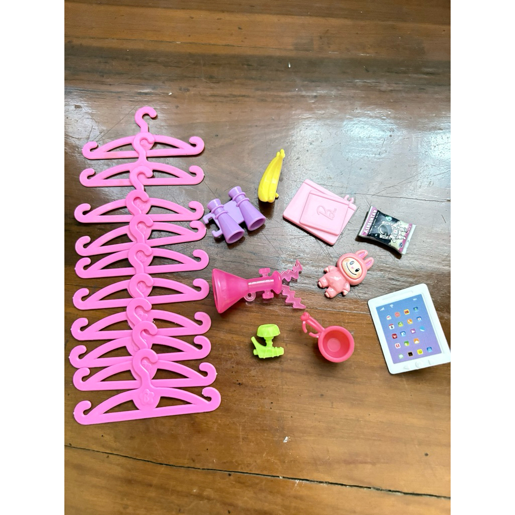 Aksesoris Barbie Gantungan Baju Take All