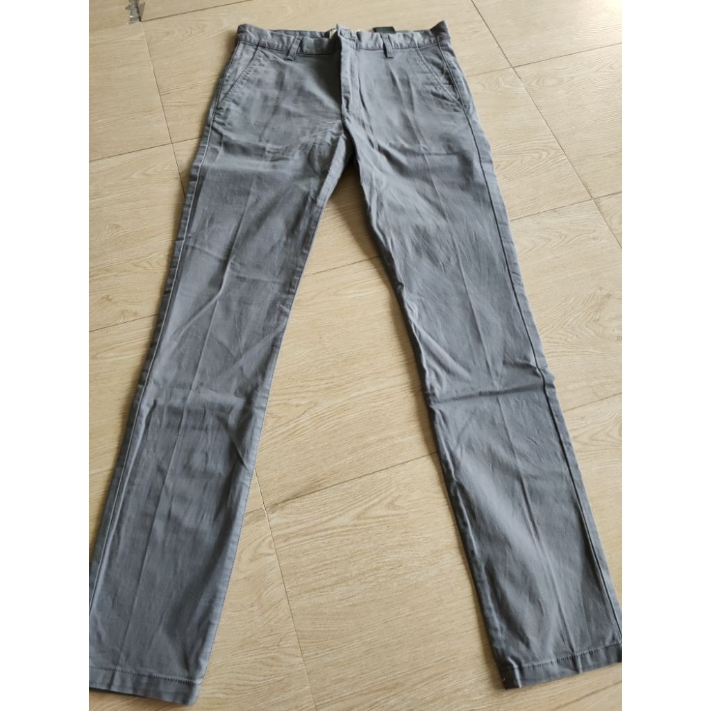 Celana panjang Pria dari H&M warna grey skinny fit preloved dengan kondisi sangat baik seperti baru