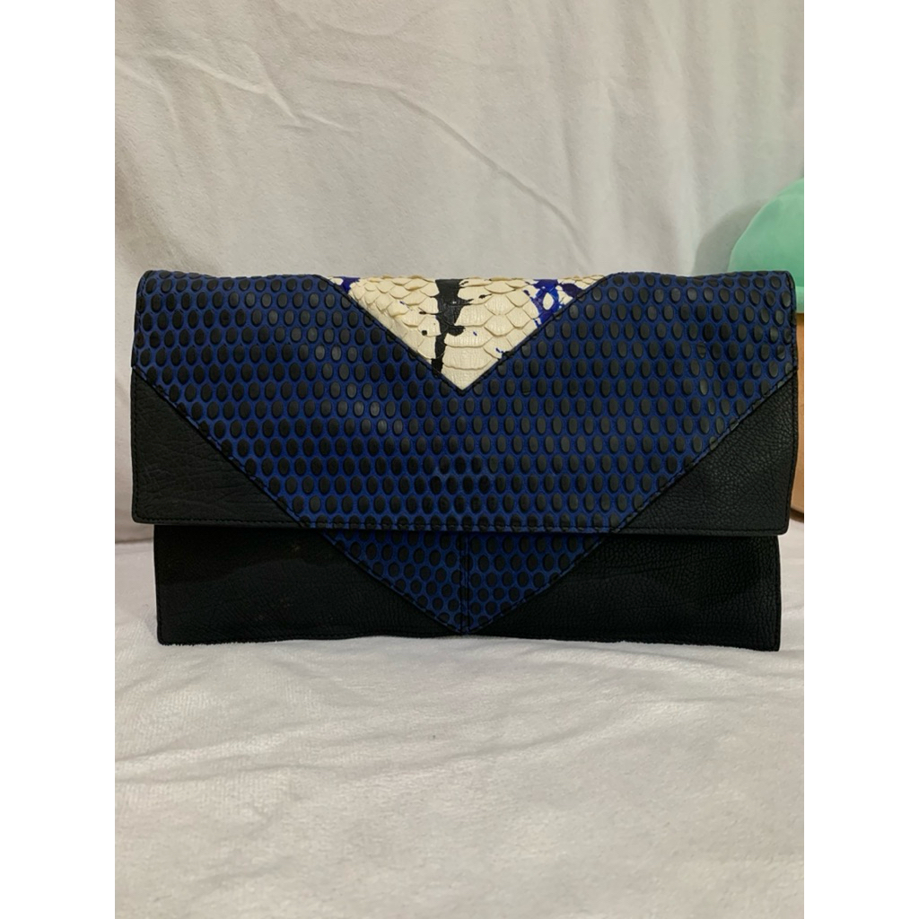 rouge and lounge clutch second