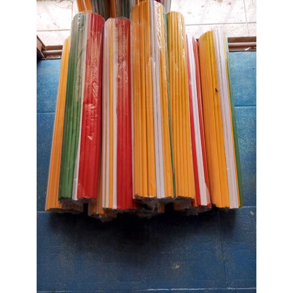 

Kertas layangan / Kertas minyak campur 4 warna panjang 75 cm x lebar 50 cm paketan isi 100