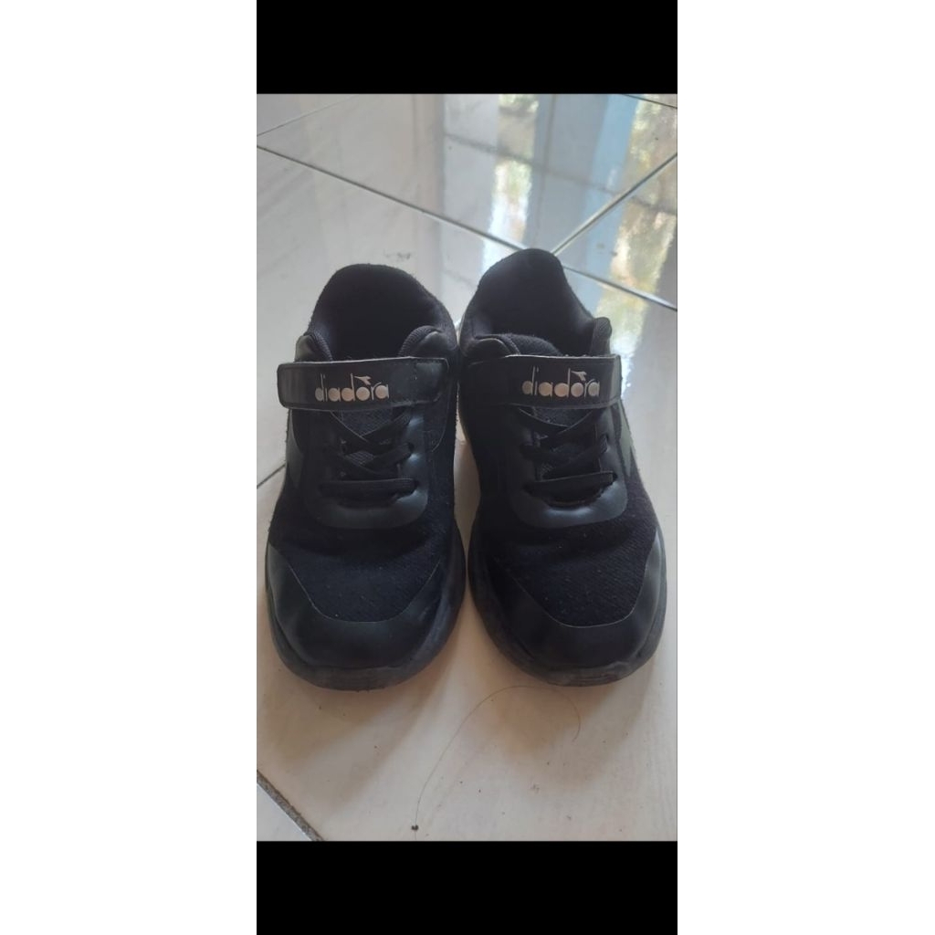 Sepatu Bekas, Sepatu Anak Diadora ukuran 35, Sepatu Hitam, Sepatu Sekolah
