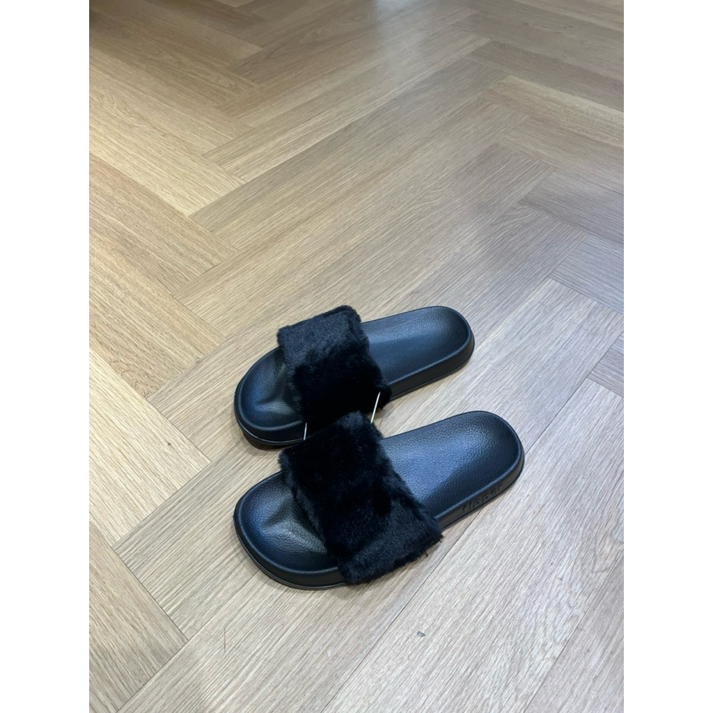 fipper slip on full black