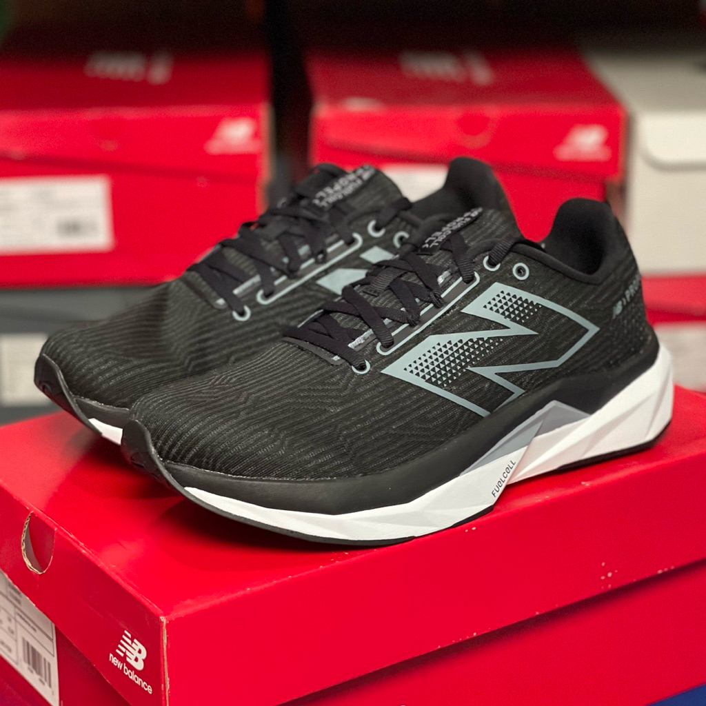 NEW BALANCE Propel V5 - Black | Original Store Sepatu Running Plat TPU Hitam Putih Lari