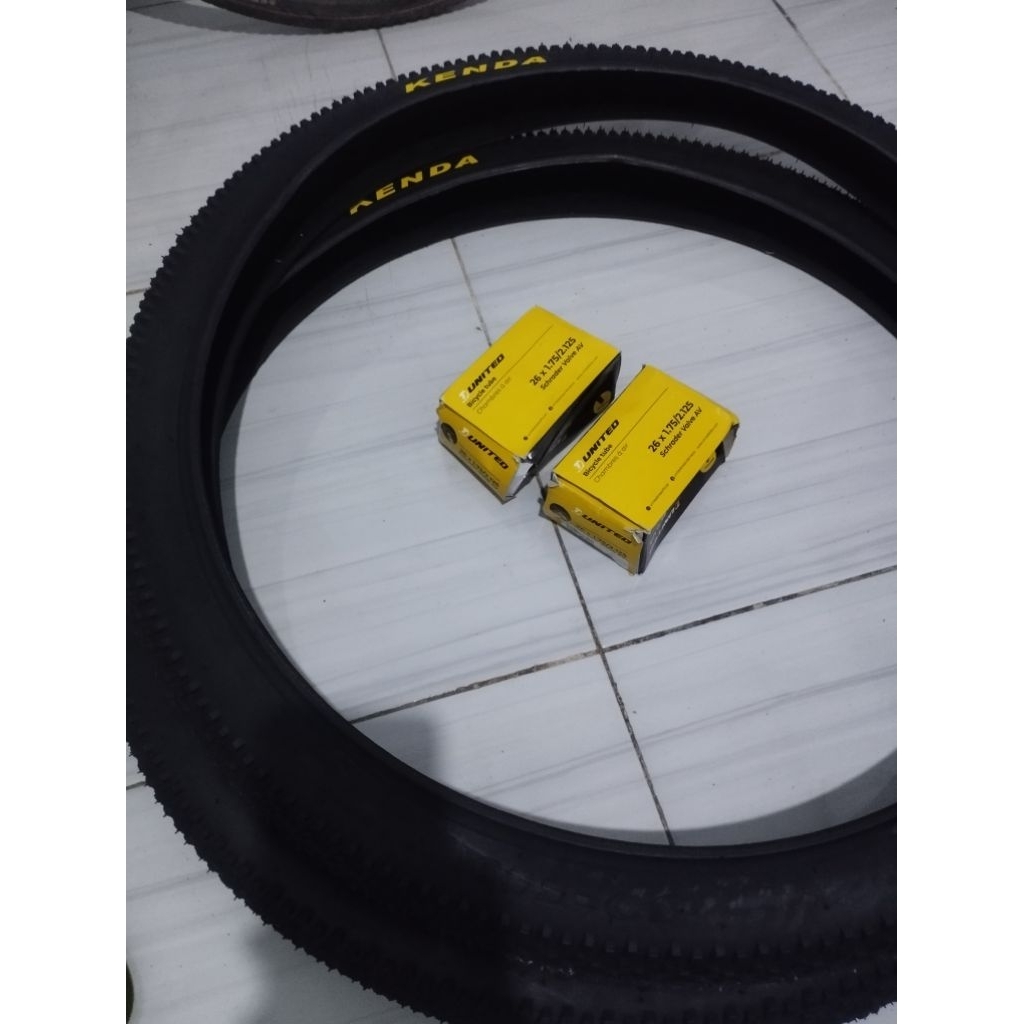 ban luar kenda 26 x 1.95 dan ban dalam united 26 x 1.75/2.25