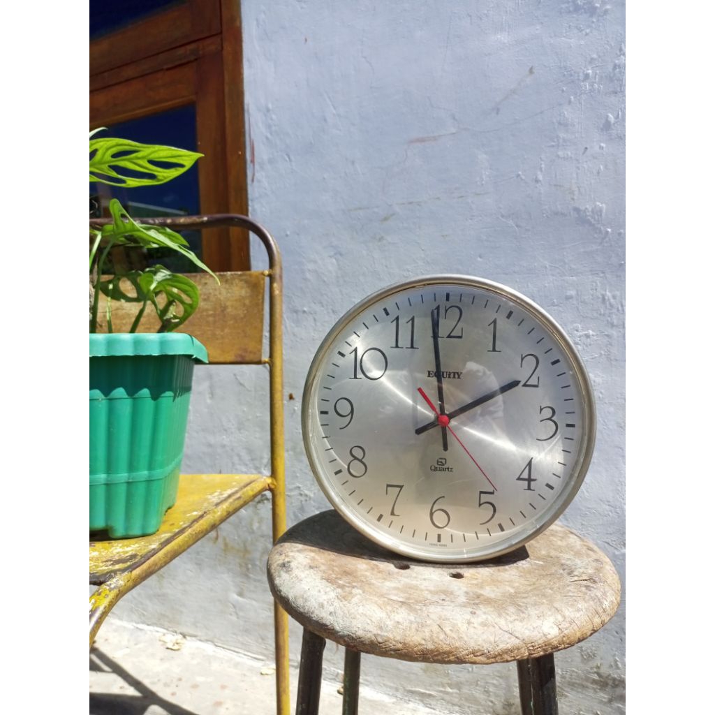 jam dinding transistor mulus masih nyalaa