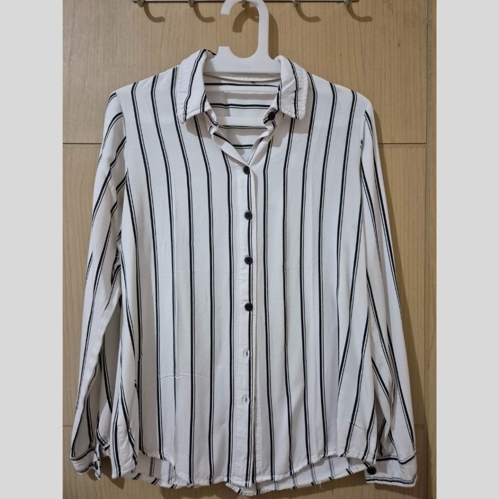 Kemeja Garis Putih Hitam Lengan Panjang Nevada Formal Wanita