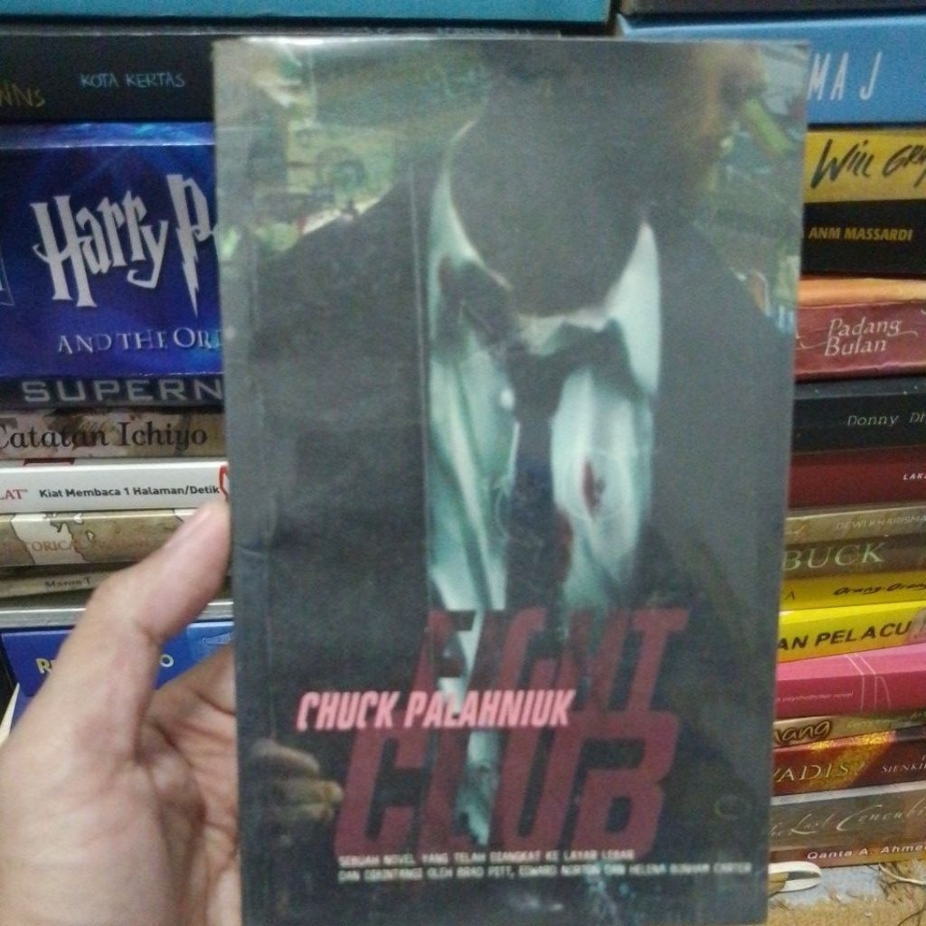 Novel Preloved: Fight Club by. Chuck Palahniuk