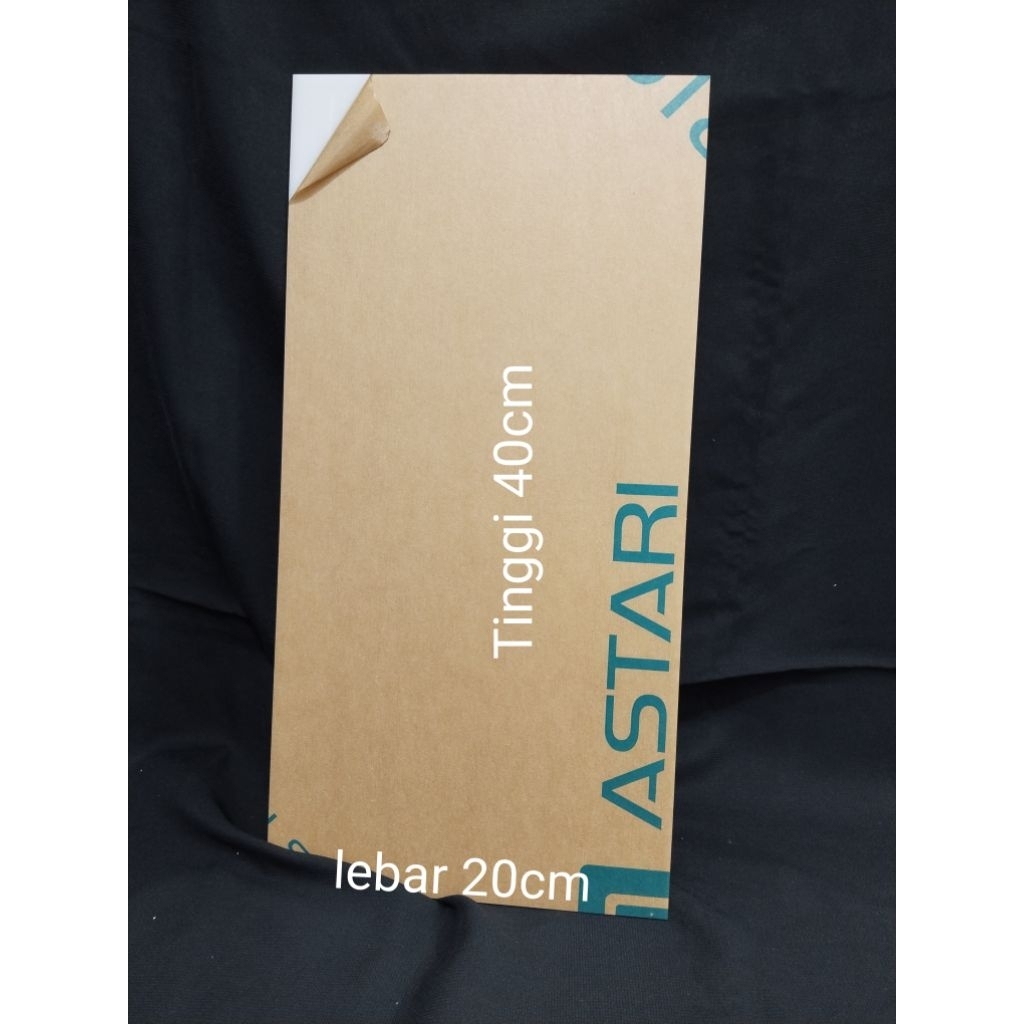 

Akrilik Putih susu Tebal 2mm ukuran 20x40cm