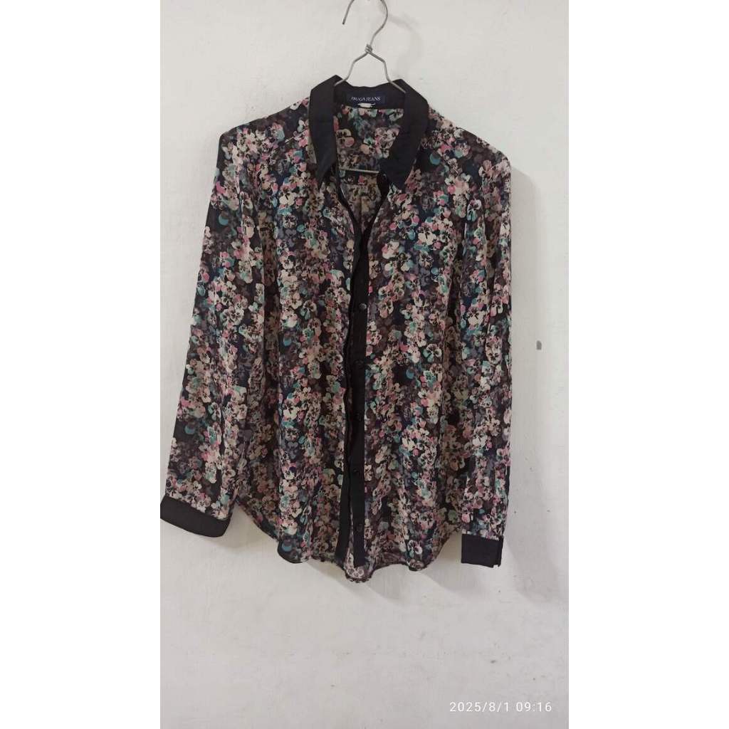 preloved kemeja bunga-bunga hitam isuga jeans