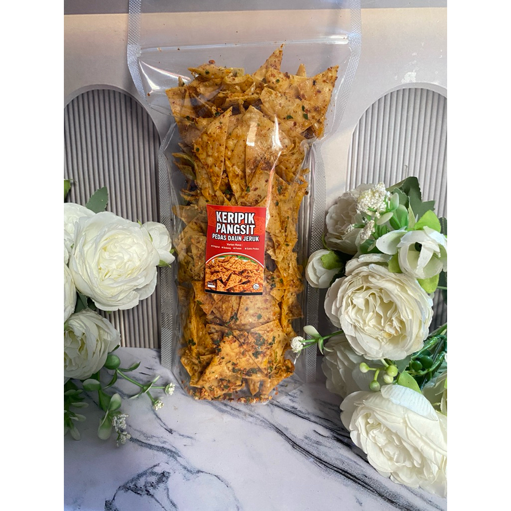 

keripik pangsit pedas daun jeruk-keripik pangsit-keripik pedas-cemilan pedas