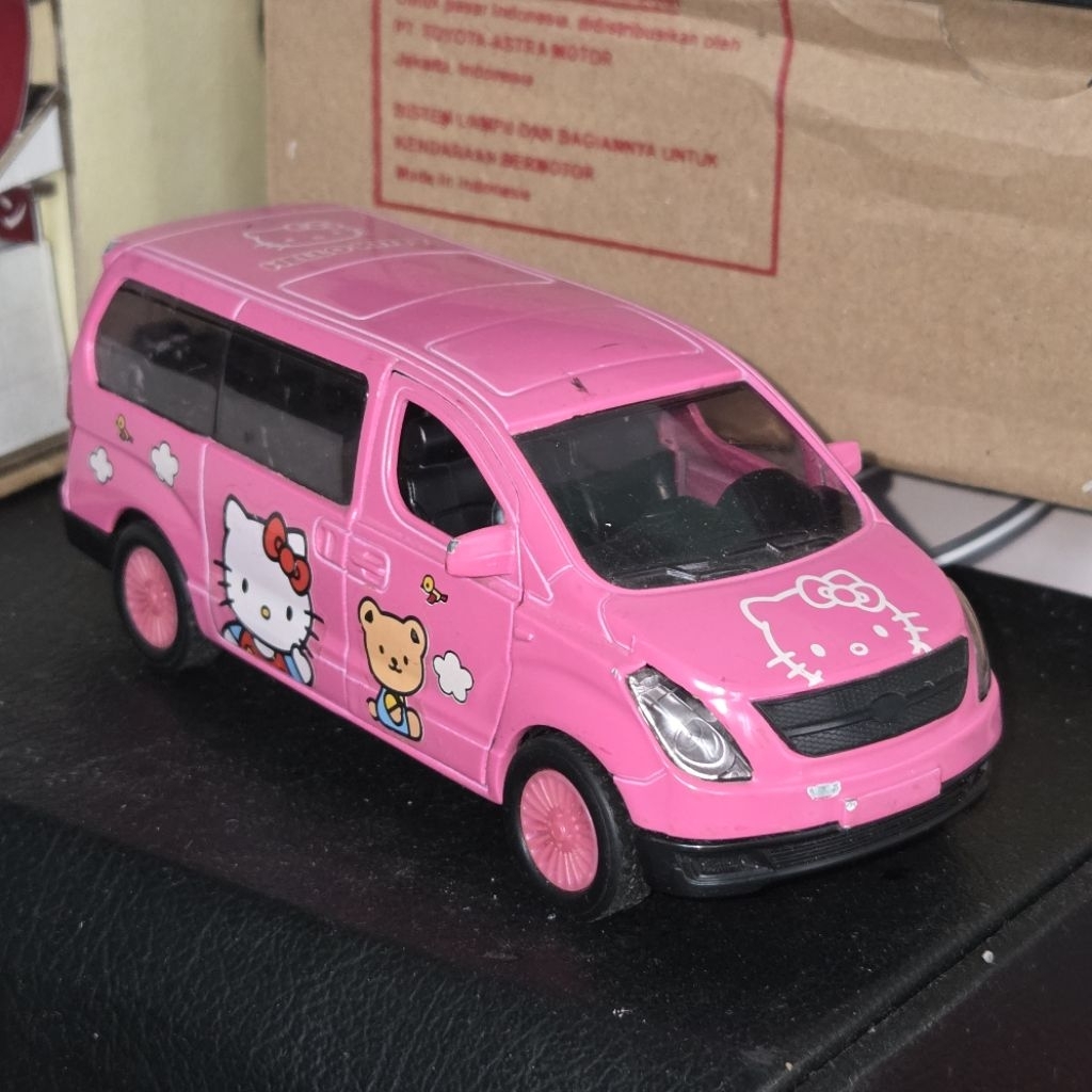 Diecast Hyundai H-1 Hello Kitty skala 1:32 loose junk