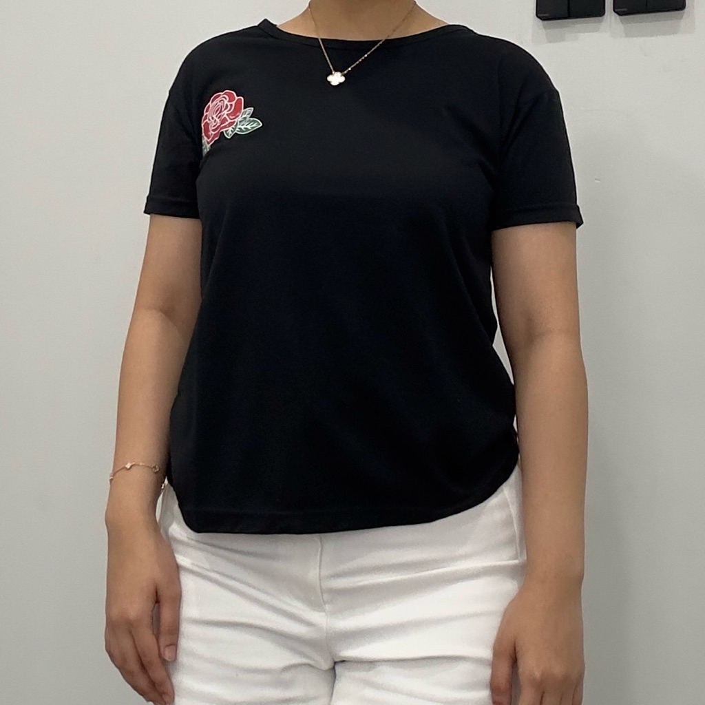 PRELOVED - Kaos Hitam bunga