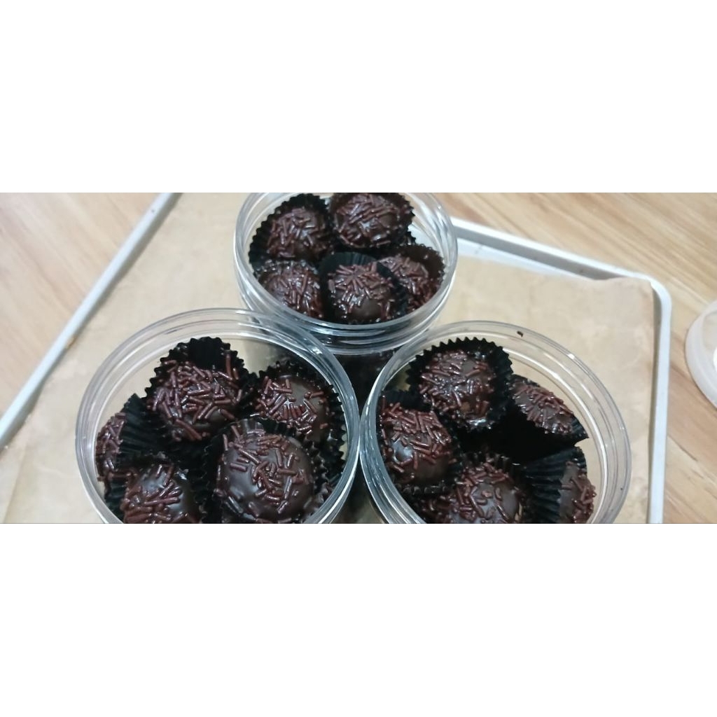 

kue kering bola-bola cokelat