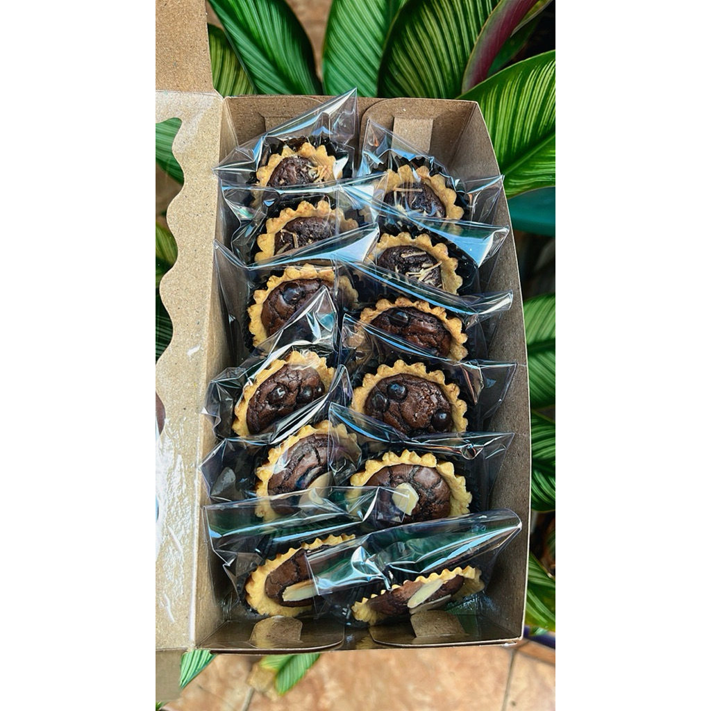 

pie brownies topping chocochips, cheese, almond 1pack isi 12pcs tanpa bahan pengawet homemade