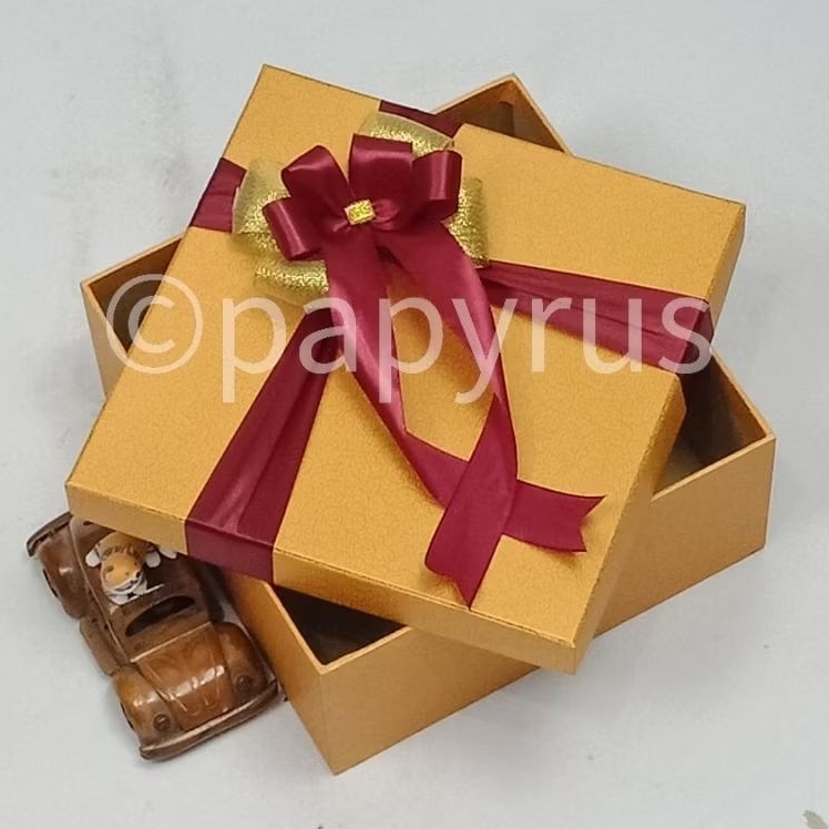 

PAPYRUS 22,5x22,5 Tinggi 8cm Kotak Kado Gift Box Hardbox Hampers V1