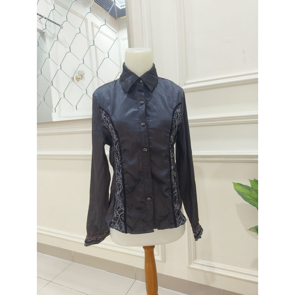 Blouse Hitam Elegan Wanita Lengan Panjang – Kancing Depan & Aksen Brokat Samping