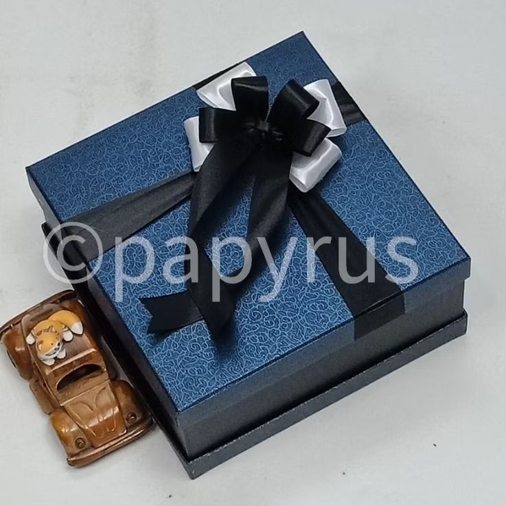 

PAPYRUS Sandwich 22,5x22,5 Tinggi 10cm Kotak Kado Gift Box Hardbox Hampers Hadiah V1