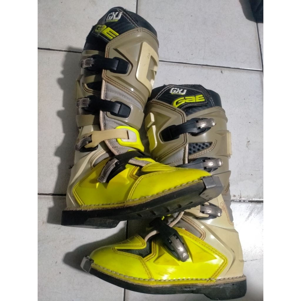 Sepatu  cross anak gaerne gxj second