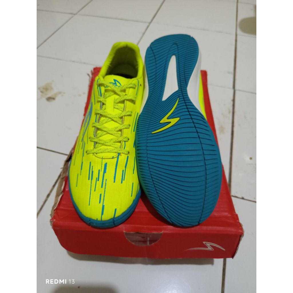 Specs LS Reborn Futsal Safety Yellow Size 39 Second