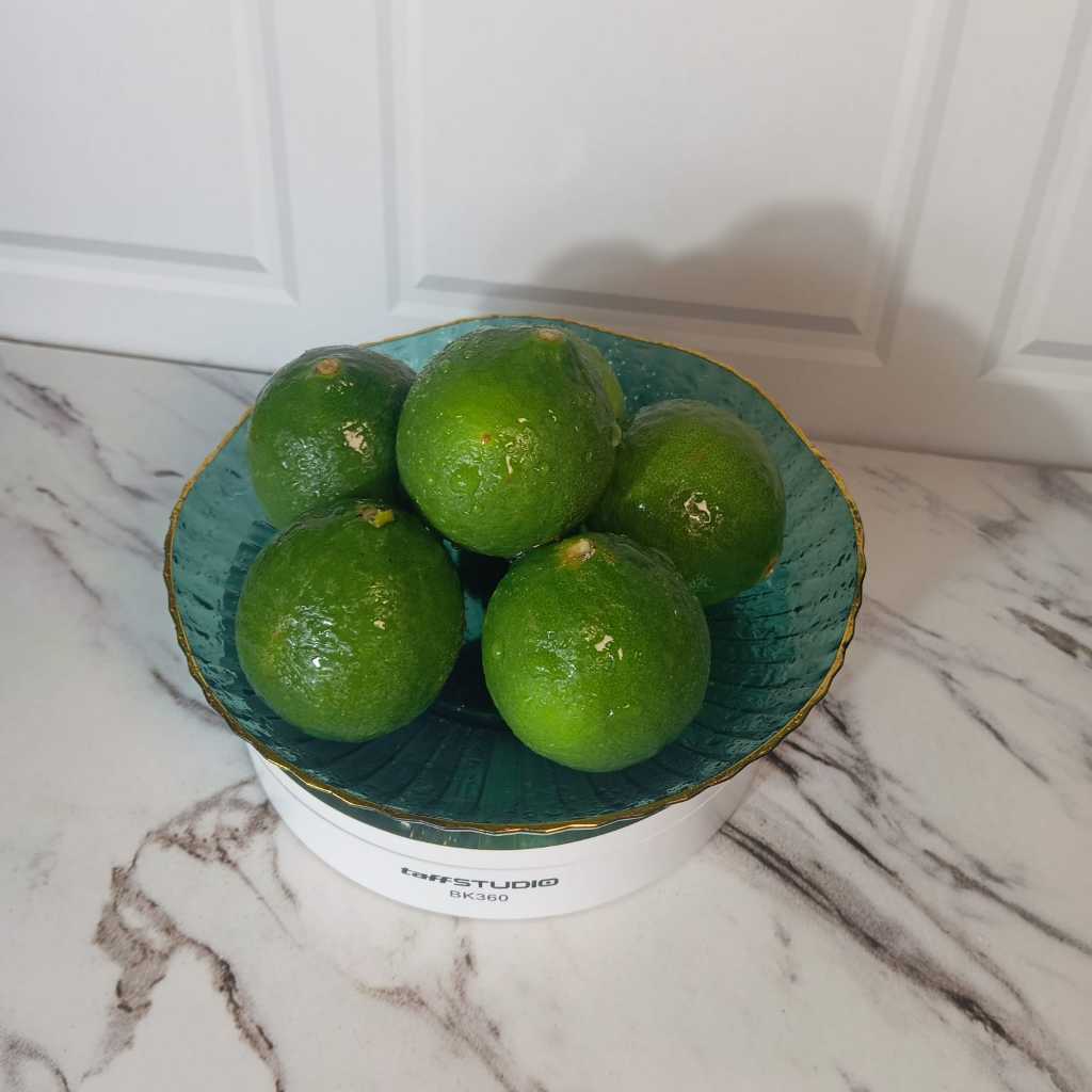 

Jeruk Nipis segar PREMIUM 1 kg petik di kebun sendiri