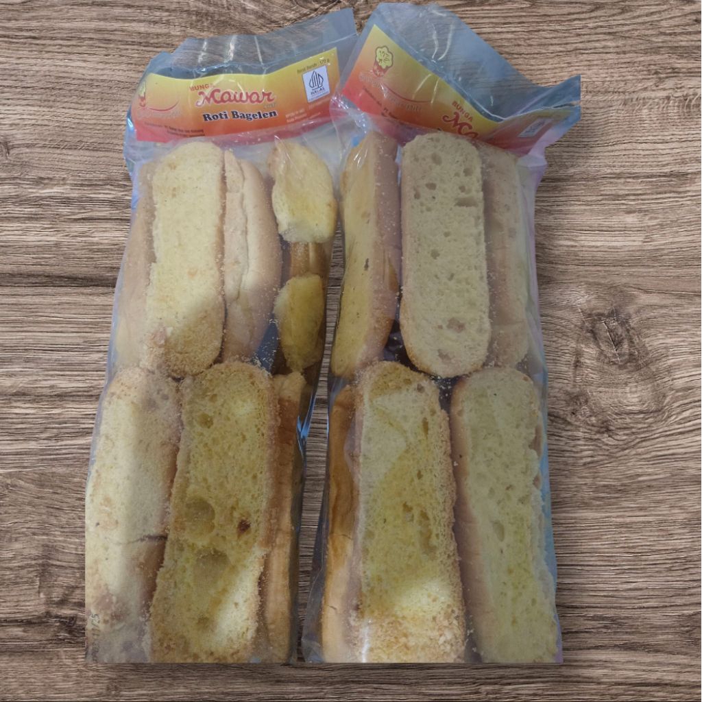 Roti kering bagelan bunga mawar puti.