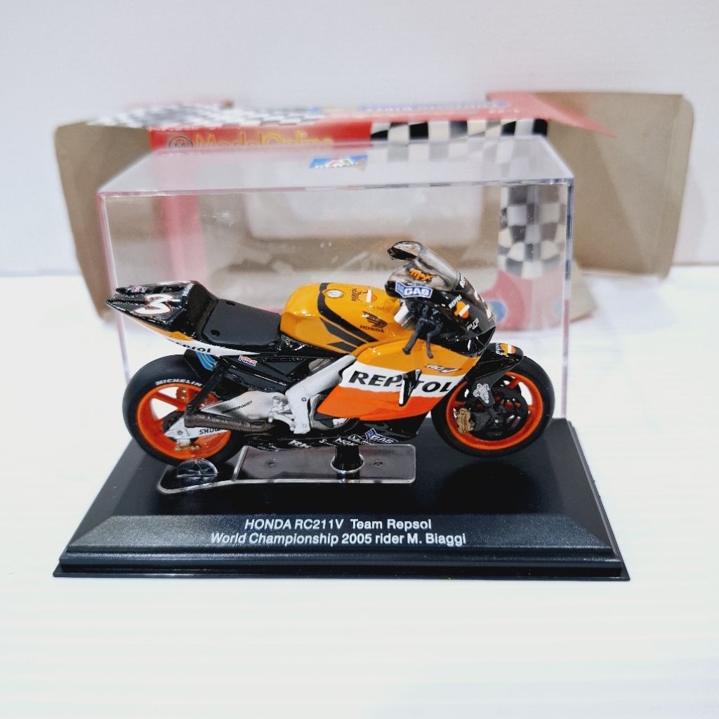 Italeri Honda RC 211V Team Repsol World Championship 2005 M Biaggi #3