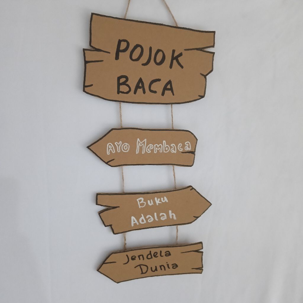 Kerajinan Hiasan dinding Kelas TK PAUD SD Pojok Baca dari kardus Motif kayu