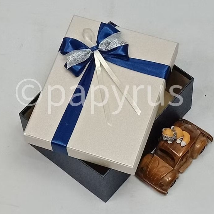

PAPYRUS Kombinasi 17,5x22,5 Tinggi 8cm Kotak Kado Gift Box Hardbox Hampers V3