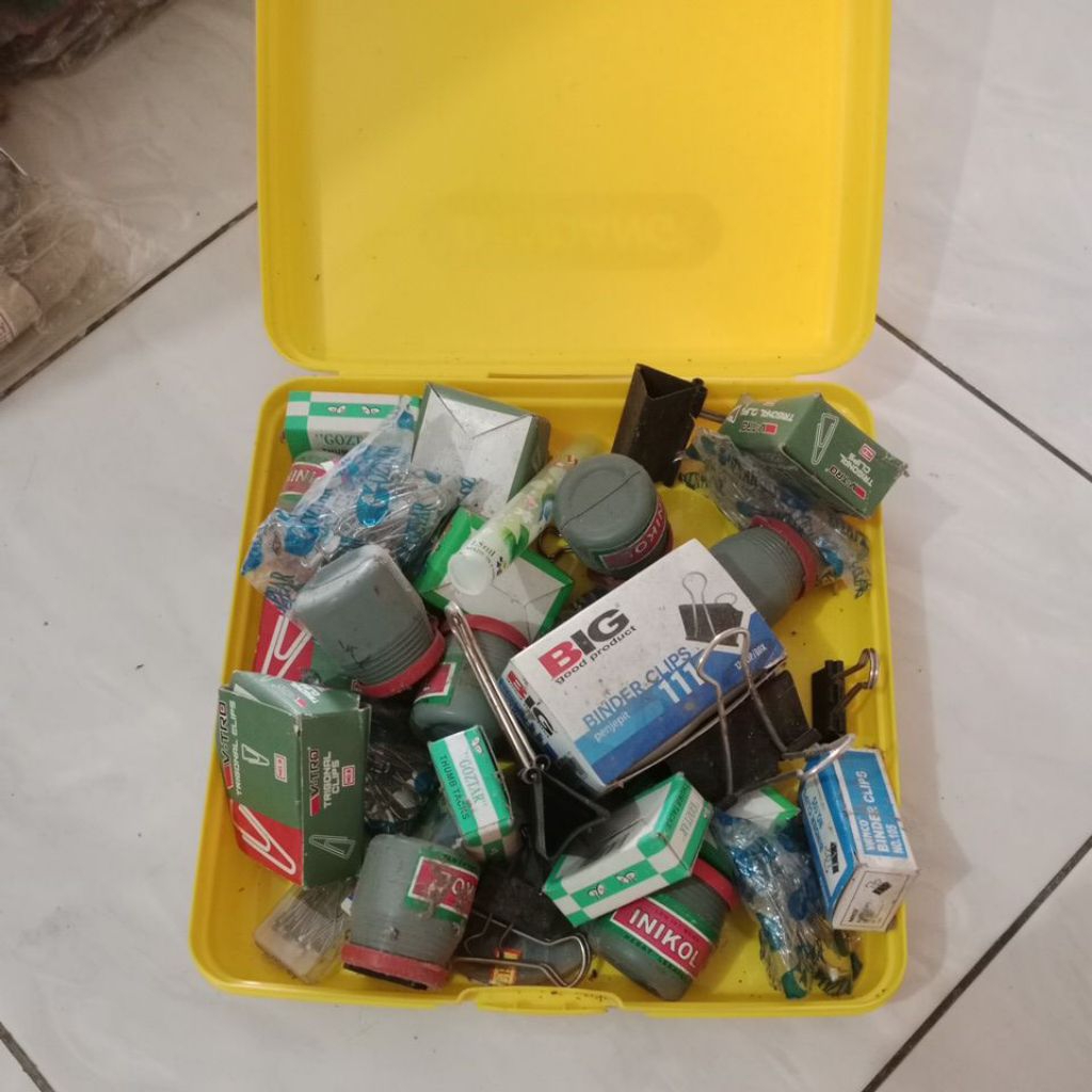 

paket cuci gudang PC10 aneka peralatan kantor binder clip lem dll