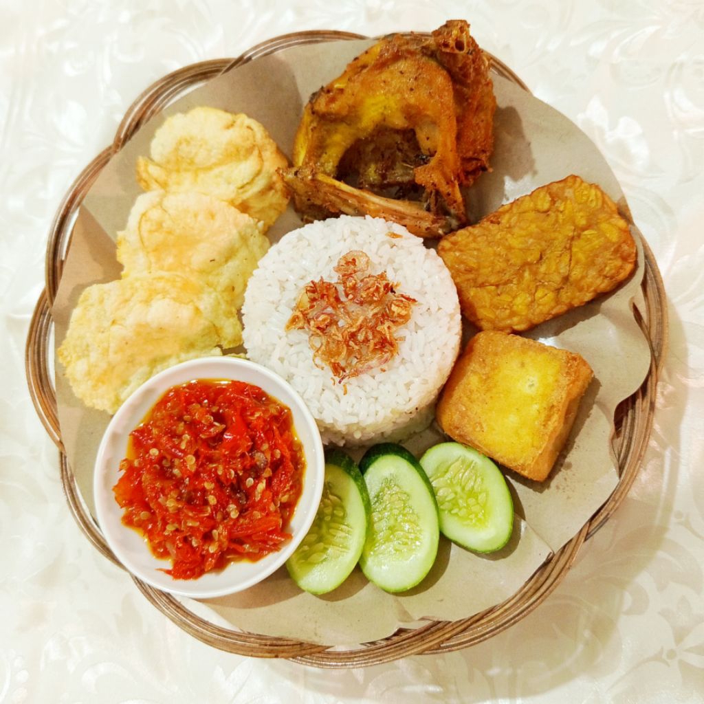 

Nasi Uduk Ayam Goreng Kampung
