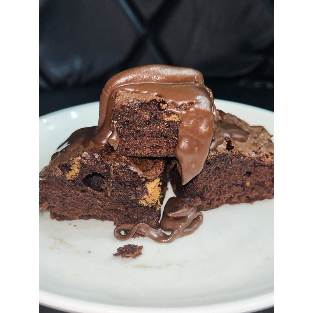 

Brownies Premium Deli bites FRESH FROM THE OVEN, djamin masih anget!i