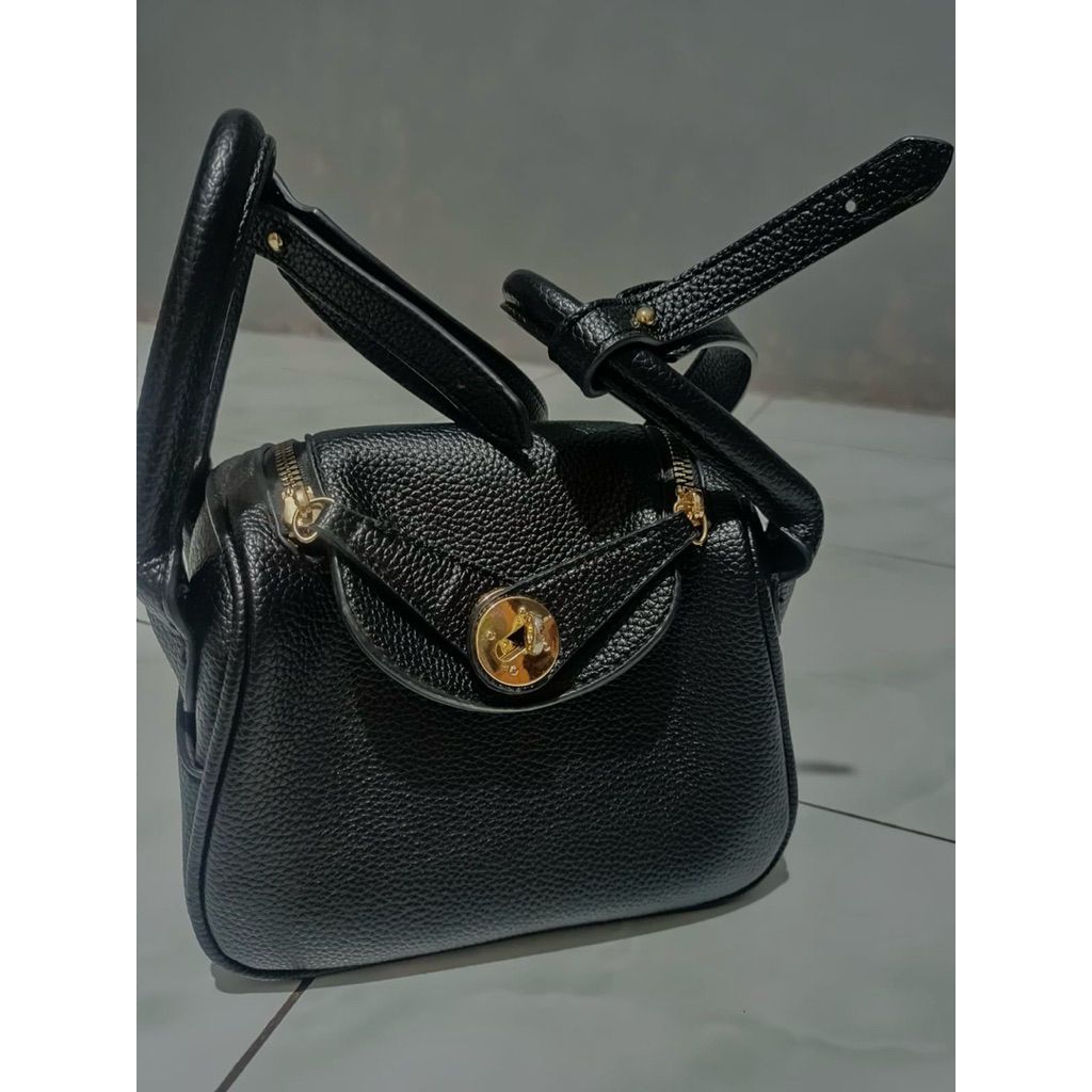 Lindoy mini bag hitam/ preloved Tas wanita lindoy/ tas slempang lindoy/ preloved tas wanita