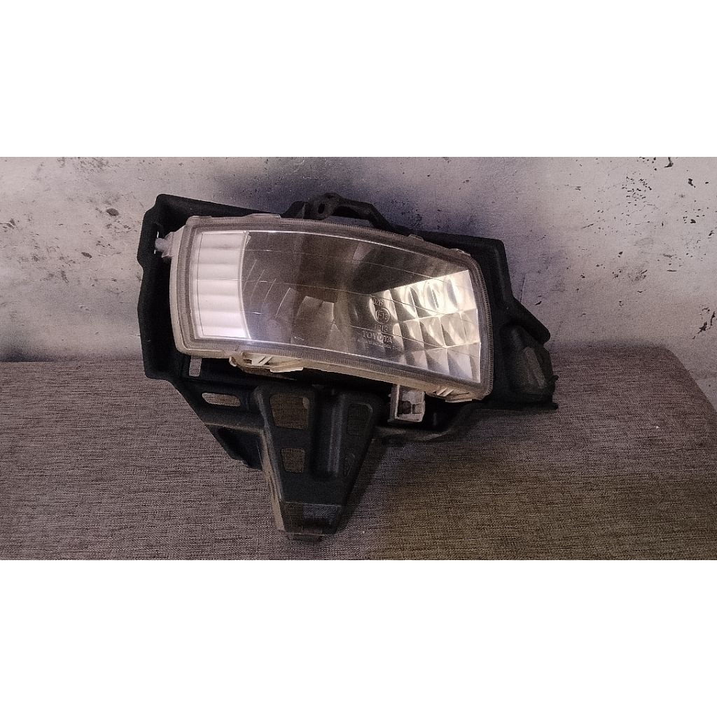 Cover foglamp Toyota Innova old tahun 2010 original sebelah kanan tanpa lampu