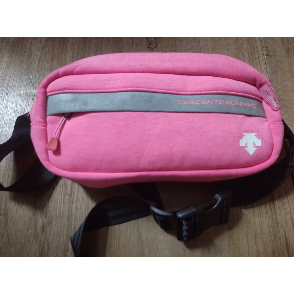 Descente waistbag/crossbody pink original preloved
