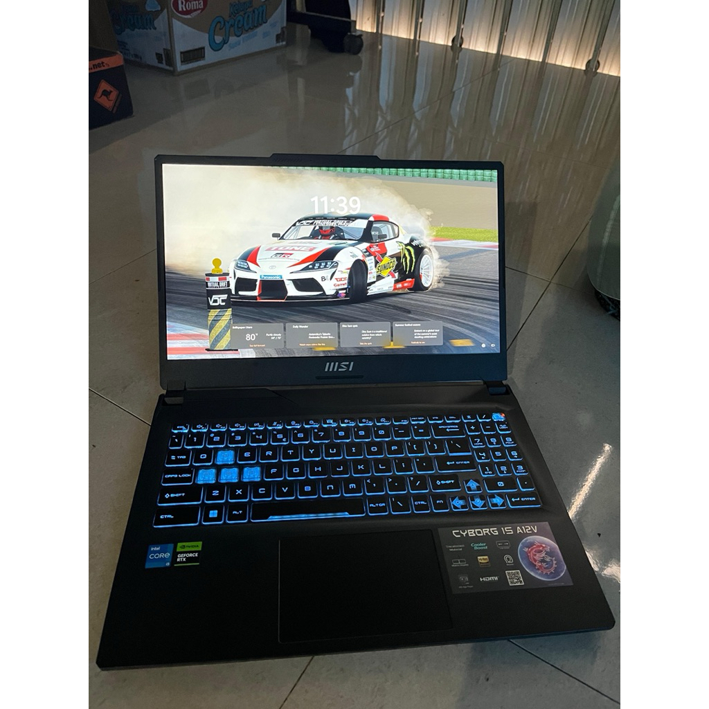 MSI Cyborg 15 Laptop Gaming 15.6" Hitam, Intel i7-13620H, RTX 4050