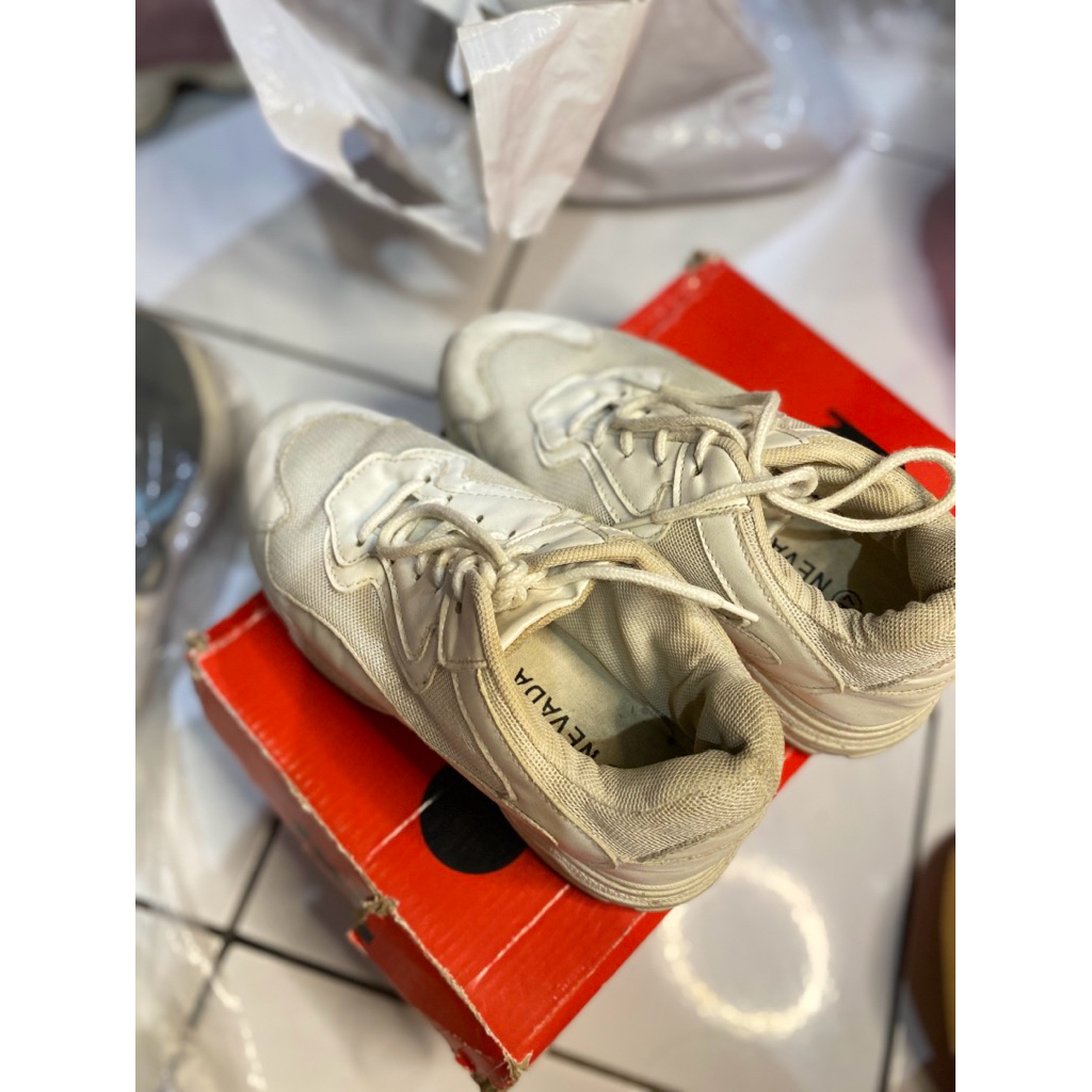 Preloved Nevada Sepatu Sport