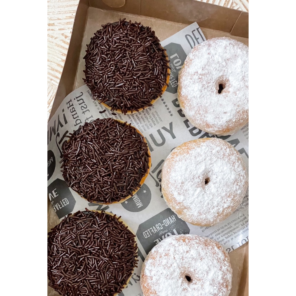 

Donat Klasik Nekomama - Topping Meses dan Gula Halus (ISI 6)