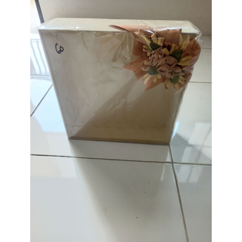 

box kue press mika 26 x 26 x 8 cm coklat.