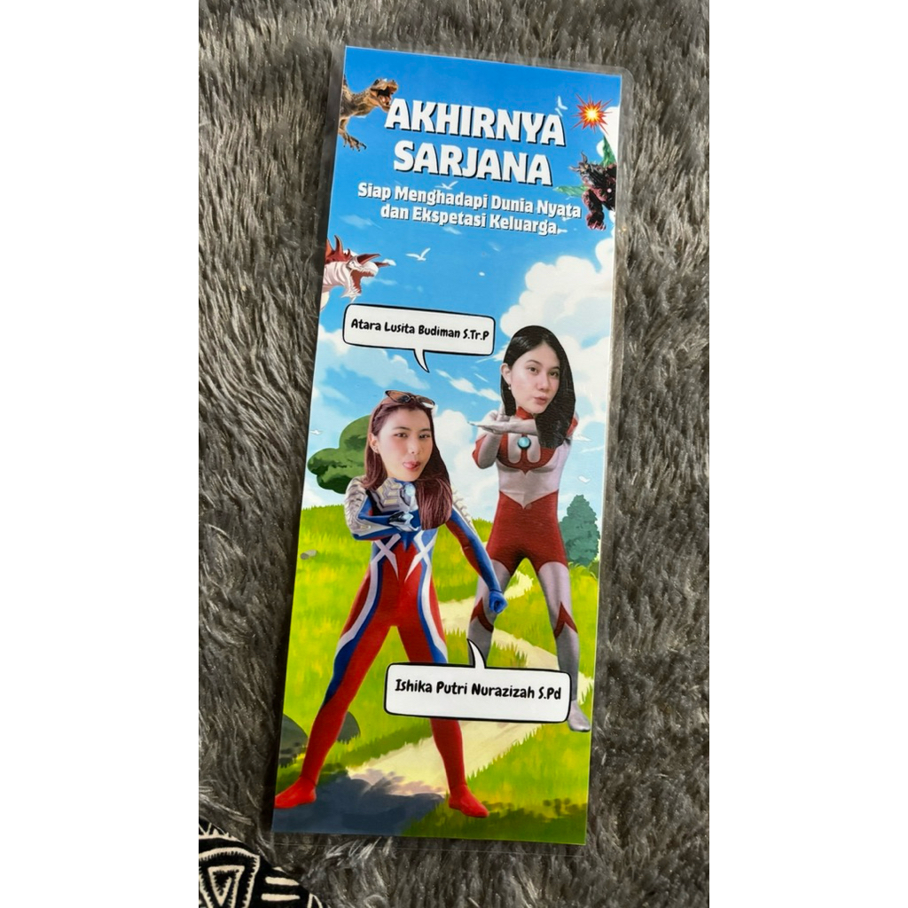 Banner Mini Sidang Skripsi Wisuda Custom Desain Lucu / Free Desain + Lakban Gelar