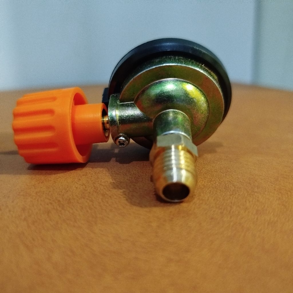 Kran konektor isi ulang gas kaleng portable menggunakan selang manifold