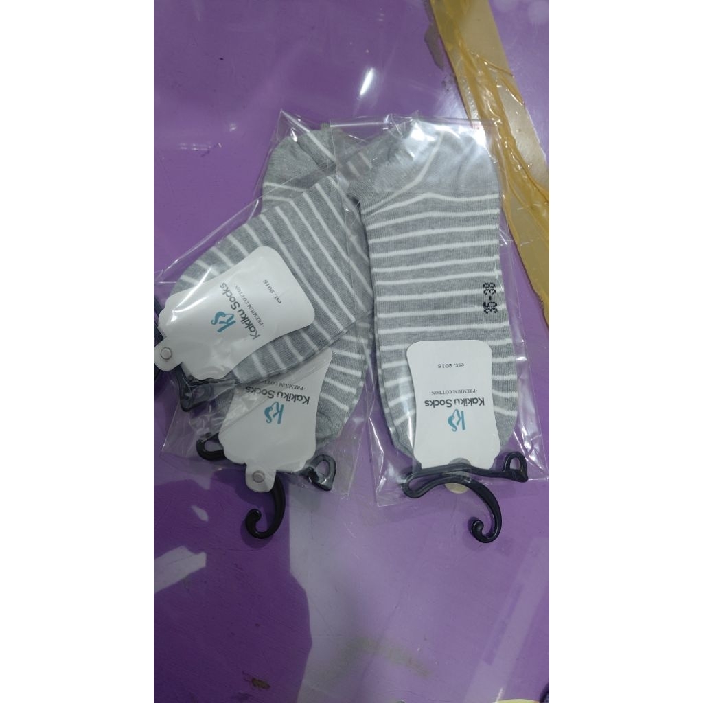 kaos kaki pendek garis putih abu-abu