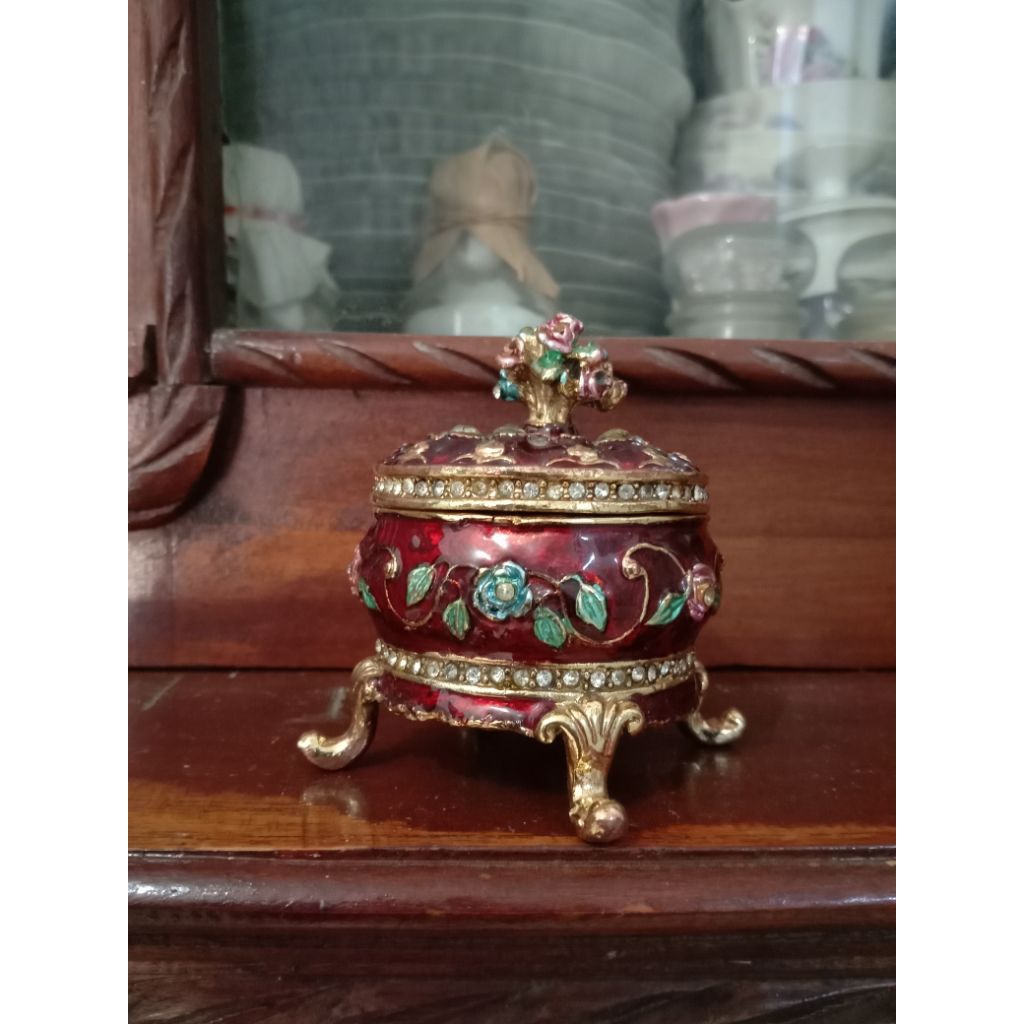 Barang antik dekoratif tempat penyimpanan perhiasan