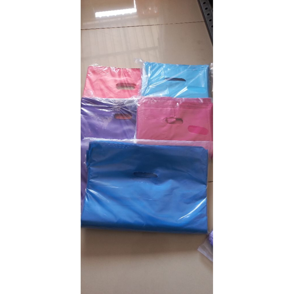 

Tas plastik HD Plong Oval packing online TEBAL 0.5 Micron ukuran Kecil 20 x 30 per 10 pcs